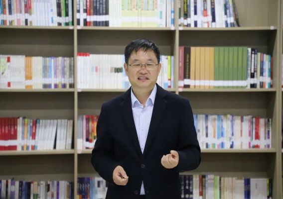 这个读书日，校长与我们灯下围坐话读书&hellip;&hellip;